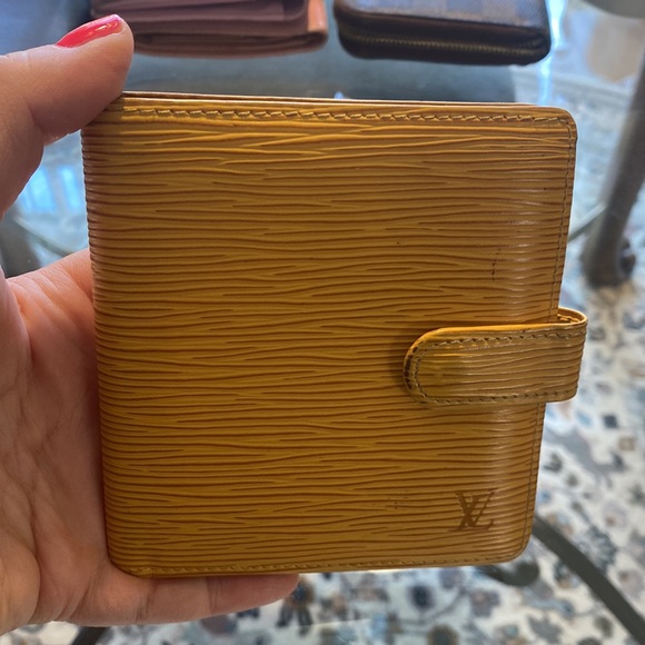 Authentic Louis Vuitton Epi bifold wallet - Picture 9 of 10